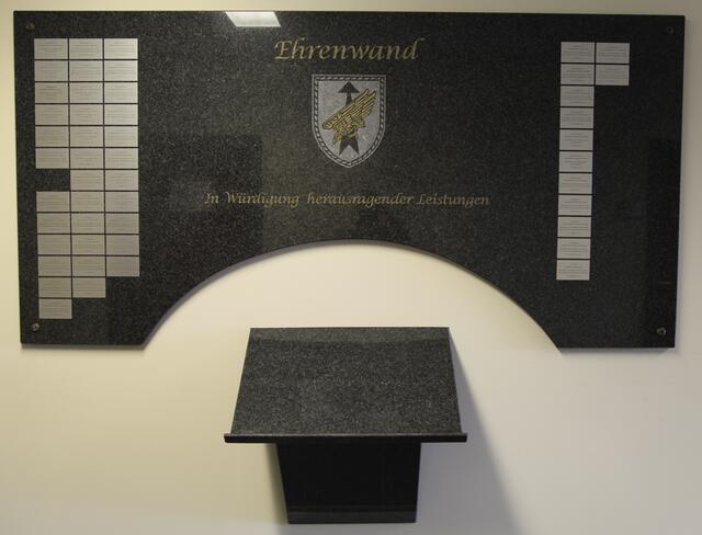 Die Ehrenwand der Division Schnelle Kräfte in der Herrenwaldkaserne u.a. mit Trägern des Ehrenkreuzes für Tapferkeit. | Foto: Pressestelle der DSK