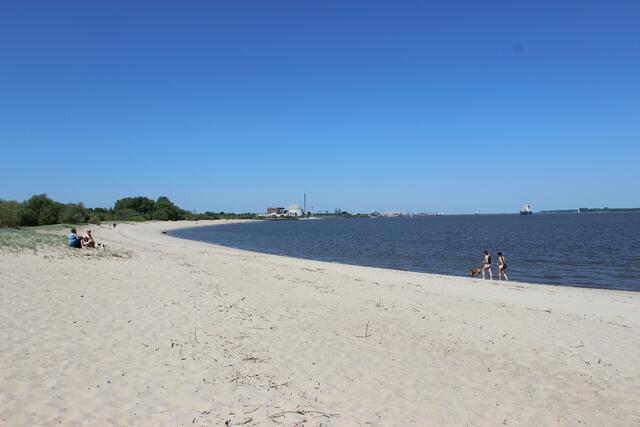 Weite Sandstrände entlang der Elbe