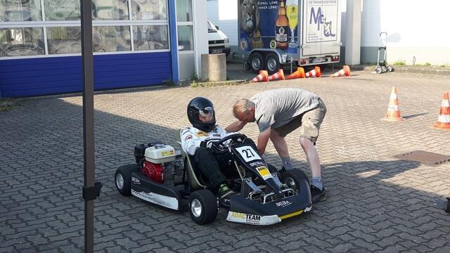 Simon und Reiner. Reiner stellt den Sitz passend ein.