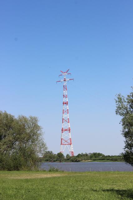 Riesige Strommasten über die Elbe.