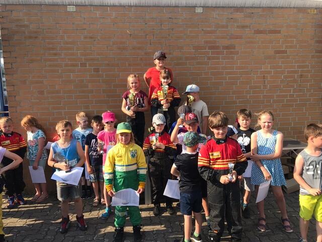 Siegerehrung K1 mit Karlotta, Nick (Pokal) und Fine.