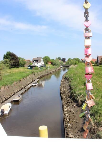 Bis hier hin geht und kommt das Wasser. Hier ist Ebbe.