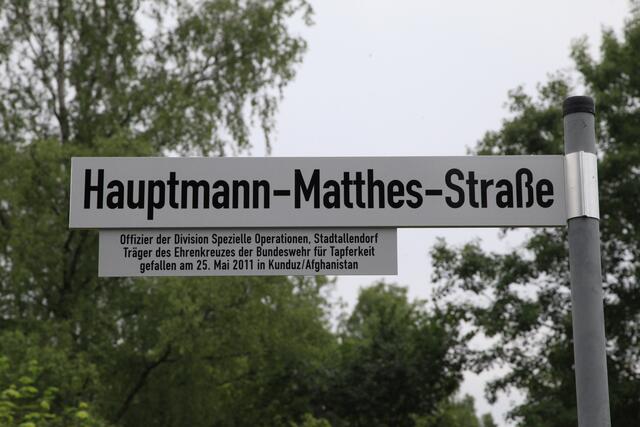 Eine Straße in Stadtallendorf trägt nun den Namen des gefallenen Hauptmann Markus Matthes | Foto: Pressestelle der DSK