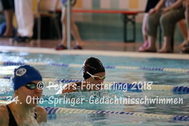Lara Hohn (schwarze Badekappe)