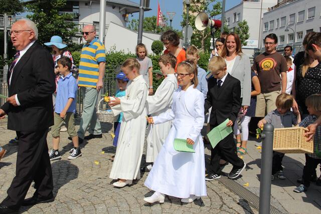 Kommunionkinder mit ihren Eltern sind auch dabei | Foto: Tobias Buchdrucker