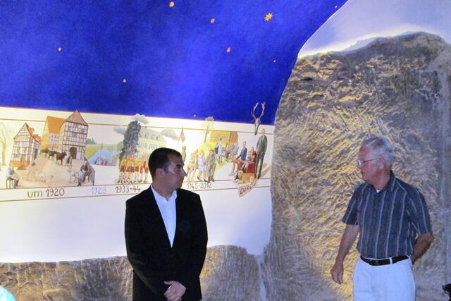 Hagen Schaller (links) erläutert Renovierungsarbeiten im Gewölbekeller.