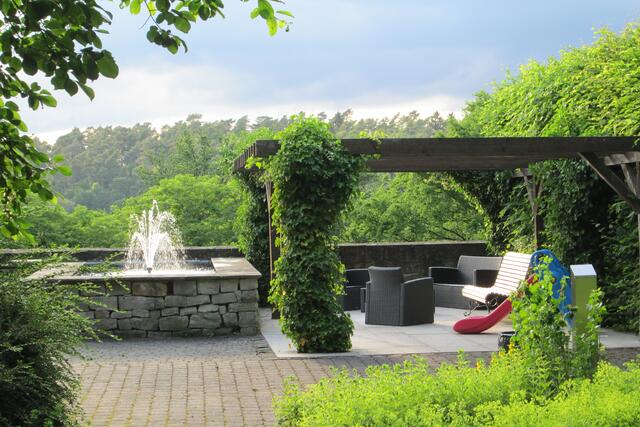 Am Brunnen im Schlosspark.