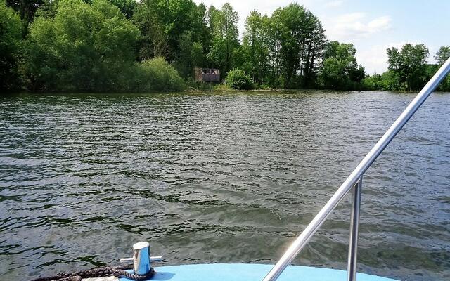Aussichts-Plattform am See.