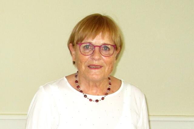 Maren Brechmacher-Ihnen zeigte den historischen Werdegang der Schlossanlagen und die Neugestaltung des Gartens am Schloss Landau.