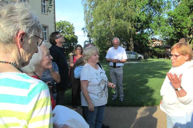 Die Referentin erläutert die Neugestaltung des Gartens am Schloss Landau.