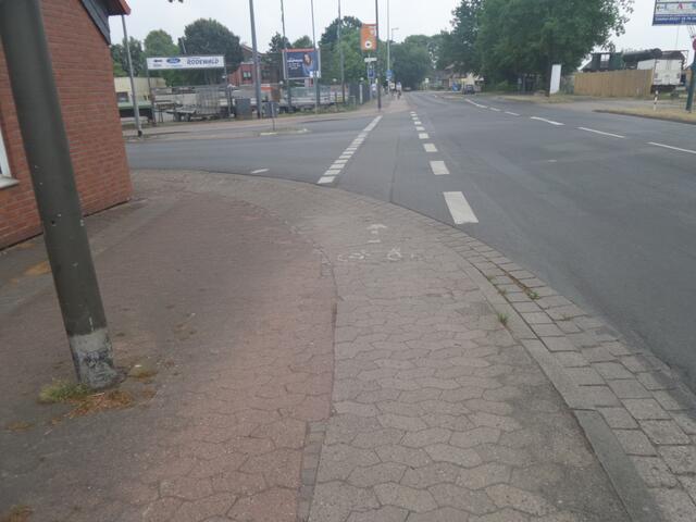 Durch die Hausecke links ist die Sicht der Kfz-Lenkenden eingeschränkt. Die Vorschrift ERA weits auf Maßnahmen an besonderen Konfliktstellen wie hier hin, wie Unfallschwerpunkte bzw. ungünstige Sichtverhältnisse. WARUM macht dann die Stadt Langenhagen NICHTS?