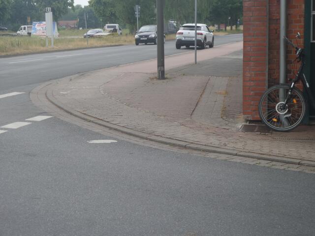 Die gleiche Hausecke von der anderen Seite. Der Abstand von der Hausecke zur Fahrbahn vorne beträgt nur ca. einen Meter. Die Vorschrift ERA hat Maßnahmen  bei solch ungünstigen Sichtverhältnissen bereit.