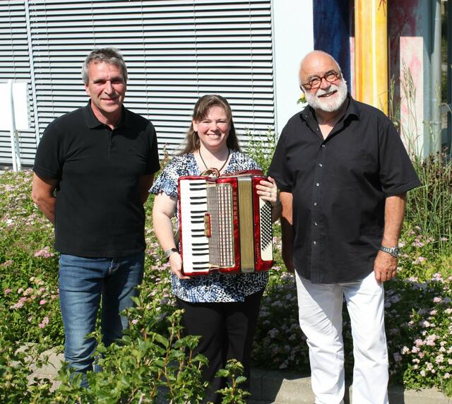 v.r.n.l. Musikdirektor Manfred-Andreas Lipp, Akkordeonlehrerin Renate Materna und der 1. Vorsitzende der Musikschule Wertingen Gerald Warisch freuen sich, dass der Fachbereich Akkordeon weiter angeboten werden kann, nachdem sich die bewährte Musiklehrerin Stefanie Saule verändert.