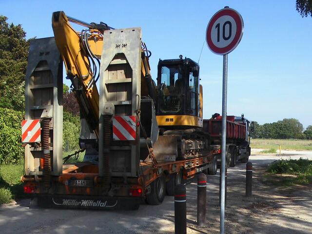 . . . schon Monate ertragen die Anlieger der Straßen Peiner Weg und Leipziger Straße Lärm, Dreck und die Emmissionen des Schwerlastverkehrs, der über den Peiner Weg rollt . . .