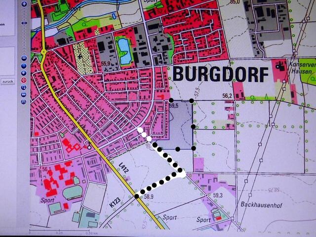 . . . schwarz gepunktet ab Immenser Straße L 412, weiter in der Straße "In den Kämmern" bis zum blauen Feld "An den Hecken" war die Zu- und Abfahrtstraße für die Erschließung des Neubaugebiets, weißgepunktet die geänderte Zu- und Abfahrtstraße . . .