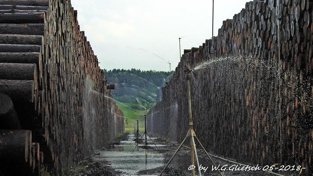 Das Wasser wird aus der EDER entnommen und anschließend dem Fluß wieder zugeführt. Bei der heutigen Hitze und Schwüle hätte ich gern hier eine Dusche genommen. :-)