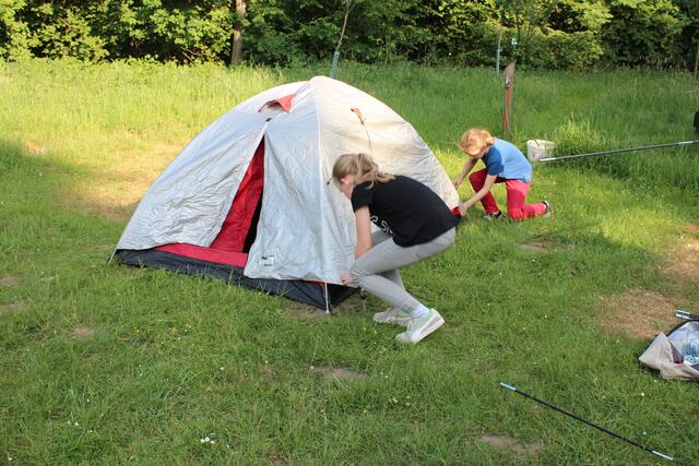 Die Jüngsten in der NAJU konnten ihr Zelt problemlos aufbauen...                                                                     Foto: NABU Langenhagen, Insa Brodersen
