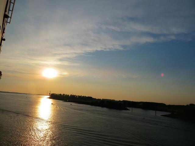 Die Sonne geht unter.