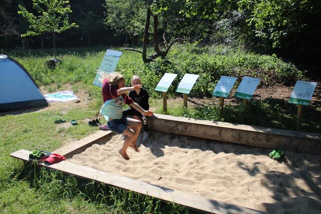 Wer springt wie weit? Bis zum "Wildschwein" schafften es einige. Foto: NABU Langenhagen, Silke Brodersen