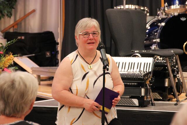 Angelika Nikolai erzählt bei der Matinee die Geschichte des Orchesters