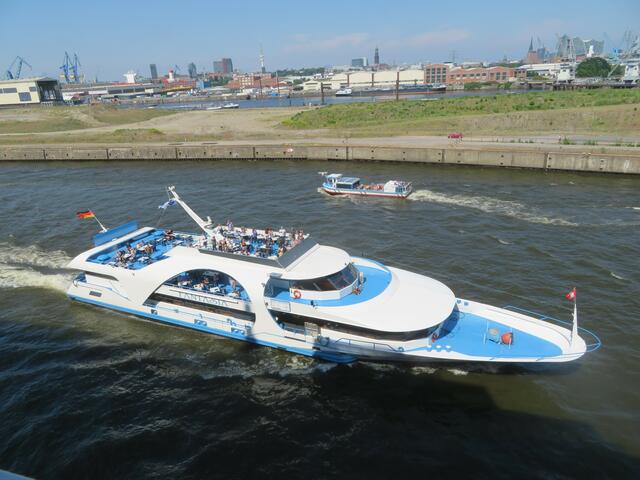 Ein Schiff begleitet uns.
