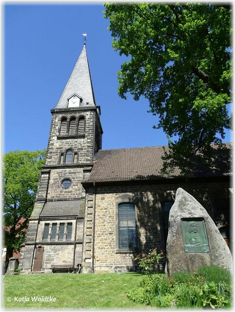 St. Nikolai in Limmer mit Gedenkstein für den Pastor Jacobus Sackmann (Foto: Katja Woidtke)
