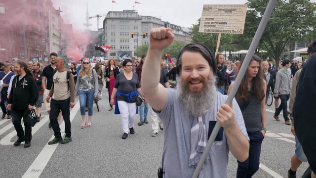 \\\ Vermieter für Obdachlose begeistern ///

Erst neulich  war ich auf einer Veranstaltung - habe Flyer verteilt und nur Stunden später rief mich eine Frau an, die ihr Zimmer gerne hergeben möchte, für schmales Geld - das zeigt, dass in dieser Stadt noch Menschen mit Herz leben, die Obdachlosen eine Chance geben, das ist wunderbar. https://www.facebook.com/notes/max-bryan/nach-der-demo-was-bleibt-vom-mietenmove/2201309956553574/