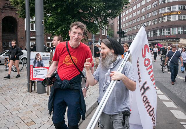 02.06.2018, Hamburg, Mieten Demo für bezahlbare Wohnungen, Rasmus Gerlach, Max Bryan|[ CREDIT: www.dokumentarfoto.de - Hinrich Schultze - Schulterblatt 24d - 20357 H a m b u r g - phone +49-172 4050947 - mail:hini@hinifoto.de - Bei der Verwendung ausserhalb journalistischer Berichterstattung (z.B. Werbung etc.) bitte vorher mit dem Autor Kontakt aufnehmen. Es wird grundsaetzlich keine Einholung von Persoenlichkeits-, Kunst- oder Markenrechten zugesichert, es sei denn, dies ist hier in der Bildbeschriftun
