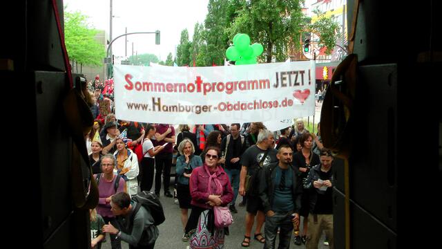 Eine neue Parität muss geschaffen werden, die alle Bevölkerungsgruppen berücksichtigt und nicht nur die Besserverdiener, mit denen sich Kasse machen lässt.
https://www.facebook.com/notes/max-bryan/nach-der-demo-was-bleibt-vom-mietenmove/2201309956553574/