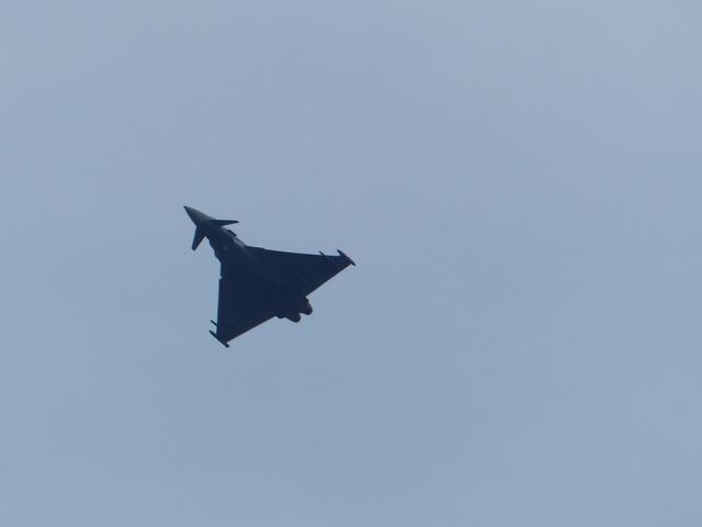 Der Eurofighter macht einen Höllenlärm. Vorsichtshalber haben Soldaten an die Besucher Ohrstöpsel verteilt.