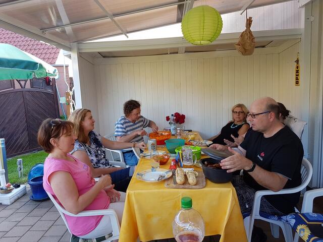 Privater Grillabend beim SFL e.V. Vorsitzenden Jan Hülsmann zuhause! Mit den Lehrerinnen Andreja und Maya aus Slowenien und Martin Schroeder, Margret Mohr- von Schwichow sowie dem Direktor der RKS Thomas Kelber - ein toller Abend unter Freunden.