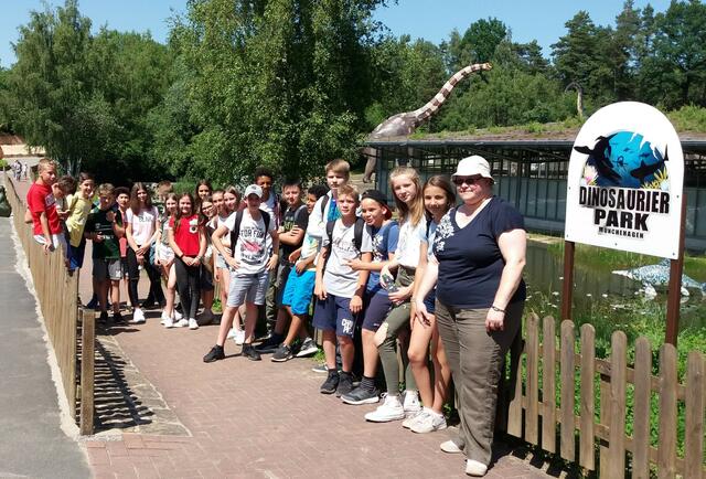 Gruppenbild im Dinopark mit jeder Menge Sonnenschein !