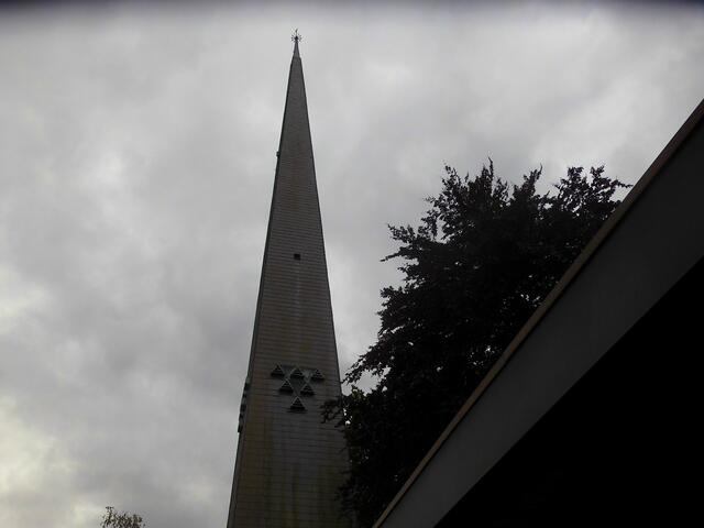 . . . der etwas abseitsstehende 53 m hohe schlanke Turm überragt das Dach der Martin-Luther-Kirche . . .