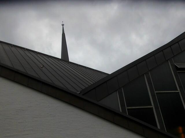. . . der etwas abseitsstehende 53 m hohe schlanke Turm überragt das Dach der Martin-Luther-Kirche . . .