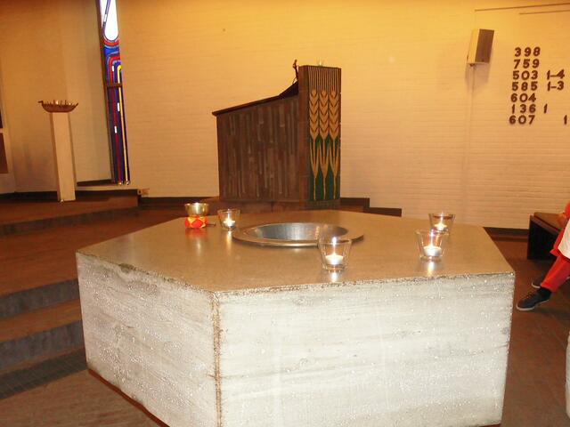 der Taufstein in der Martin-Luther-Kirche in Ehlershausen . . .