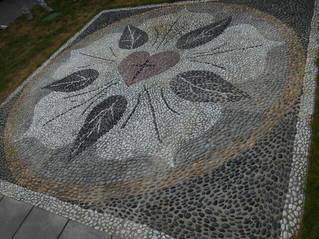 . . . die Lutherrose ist das Wappen Luthers,
 . . . das schwarze Kreuz erinnert an den Gekreuzigten,
die weiße Rose weist auf dem Glauben hin, der Freude, Trost und Frieden gibt,
der blaue Hintergrund bedeutet, Glaube gibt Vorfreude auf dem himmlischen Frieden,
der goldene Ring weist auf ewig währende Liebe Gottes und Seligkeit hin . . .