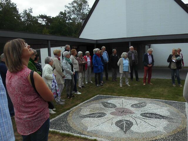 . . . zahlreiche Gäste konnte die Diakonin Anja Schawohl auf dem Gelände der Kirche, die im Jahr 1966 geweiht wurde, begrüßen . . .