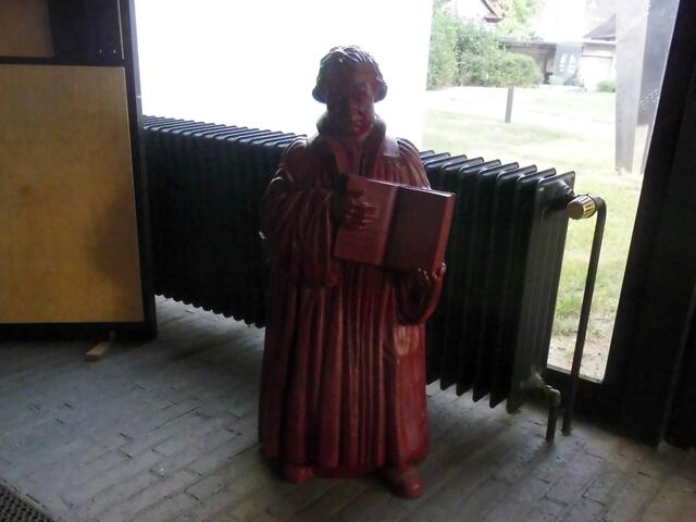 . . . eine Martin-Luther-Statue im Eingang der Kirche . . .