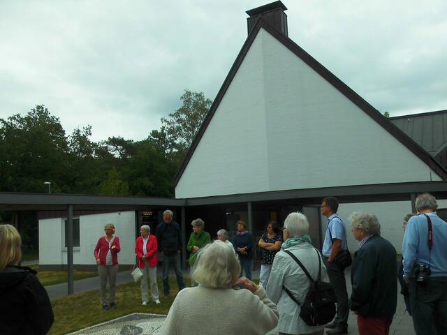 . . . zahlreiche Gäste konnte die Diakonin Anja Schawohl auf dem Gelände der Kirche, die im Jahr 1966 geweiht wurde, begrüßen . . .