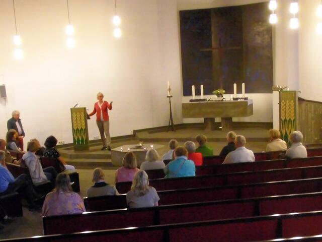 . . . die Diakonin Anja Schawohl,hi., vor dem Lesepult der Martin-Luther-Kirche . . .