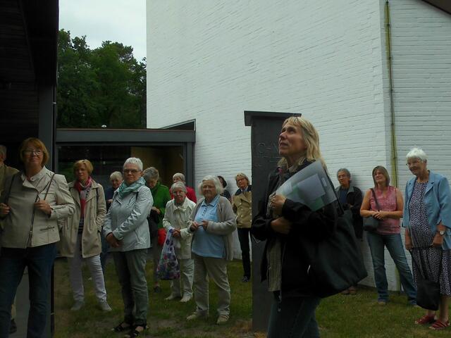 . . . Marion Burk,vorn, Küsterin der Martin-Luther-Kirchengemeinde, stellte den neugestalteten Luthergarten mit dem Lutherrosen-Mosaik und dem Luthernagel vor . . .