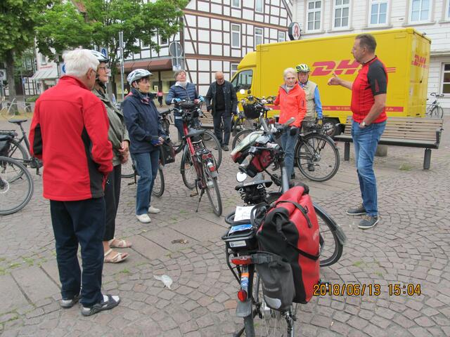 Tourenleiter Klaus Dralle gibt Infos zur bevorstehenden Radtour