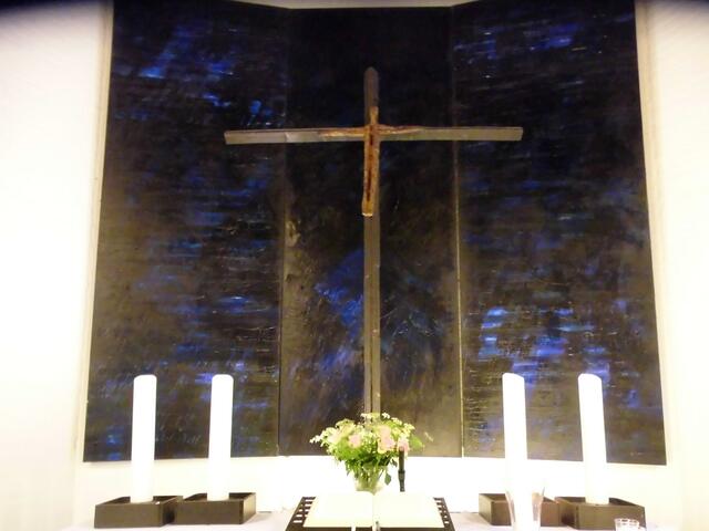. . . das in dunkelen Blautönen hinter dem Altar hängende Trytychon „Offene See“ von Elke Hergert ist sehenswert . . .