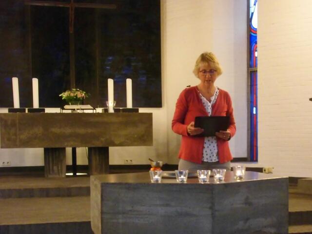 . . . die Diakonin Anja Schawohl vor dem Taufstein der Kirche . . .