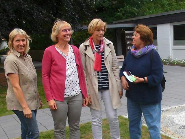 . . . verantwortlich für die ökumenisch kirchenpädagogische Führung von rechts sind: Heidelore Pedde für St. Pankratius Burgdorf, Petra Schulte für St. Nikolaus Burgdorf und Diakonin Anja Schawohl für Martin Luther Ehlershausen. Marion Burk,li., ist Küsterin der Martin -Luther- Gemeinde . . .