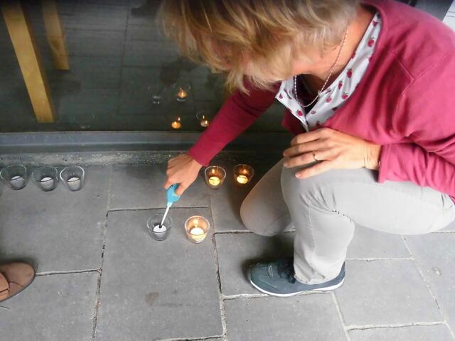 . . . die Diakonin Anja Schawohl zündete für ihre Gäste Teelichter an, bevor sie mit diesen in die Kirche ging . . .