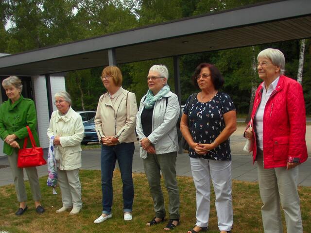 . . . zahlreiche Gäste konnte die Diakonin Anja Schawohl auf dem Gelände der Kirche, die im Jahr 1966 geweiht wurde, begrüßen . . .