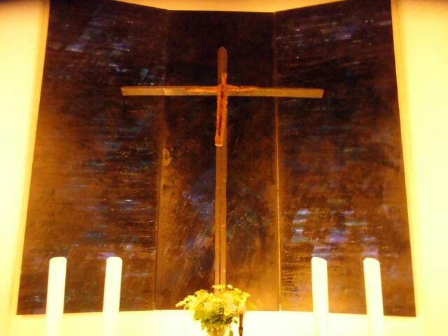 . . . das mit Blitzlicht enstandene Foto zeigt das hinter dem Altar hängende sehenswerte Trytychon „Offene See“ von Elke Hergert . . .
