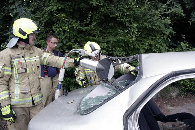 André Oestreich (rechts) erläutert Justin Schwarze (links) und Tobias Feichtinger (mitte) wie eine vorhandene Rettungsöffnung (Heckfenster) mit dem Spreizer vergrößert werden kann | Foto: Yvonne Oestreich