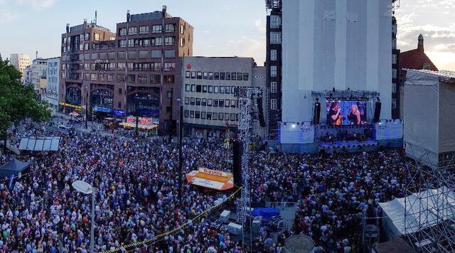 Das macht neugierig. 50.000 versammeln sich bei prächtigem Sommerwetter am Steintor und an der Goseriede. | Foto: Fabian Wolter